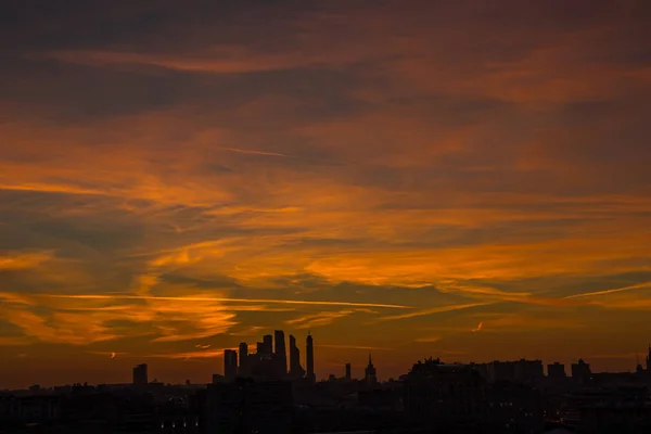 O pôr-do-sol de fogo sobre Moscovo. Vista para Moscow International Business Center, Moscou-cidade . — Fotografia de Stock