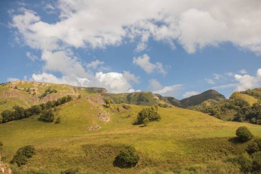 Dağlarda güzel manzara Güz. Sakız Bashi görünümü geçmek