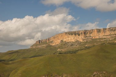 Dağlarda güzel manzara Güz. Sakız Bashi görünümü geçmek