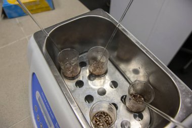 Nanoteknoloji Laboratuvarı kozmetik üretim sürecinde çalışma. Bileşenleri karıştırma.