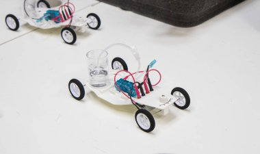 Örnek hidrojen motoru bir oyuncak araba kullanma