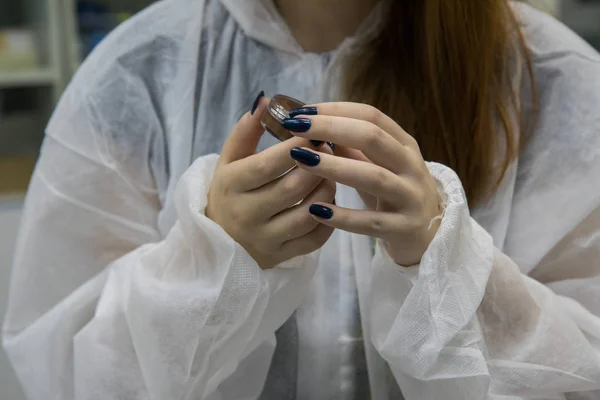 Muestra del proceso de trabajo en el laboratorio de nanotecnología de producción cosmética . — Foto de Stock