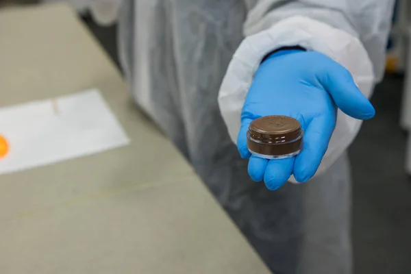 Muestra del proceso de trabajo en el laboratorio de nanotecnología de producción cosmética . — Foto de Stock