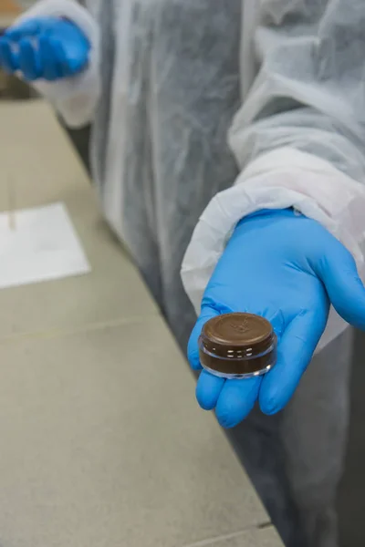 Muestra del proceso de trabajo en el laboratorio de nanotecnología de producción cosmética . — Foto de Stock