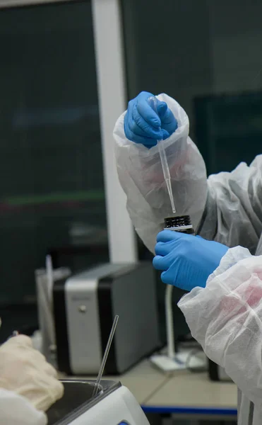 Proceso de trabajo en laboratorio de nanotecnología de producción cosmética. Componentes de mezcla . — Foto de Stock