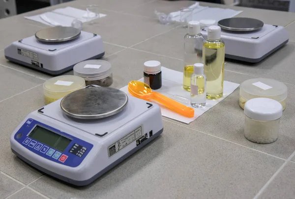 Proceso de trabajo en laboratorio de nanotecnología de producción cosmética. Componentes de mezcla . —  Fotos de Stock