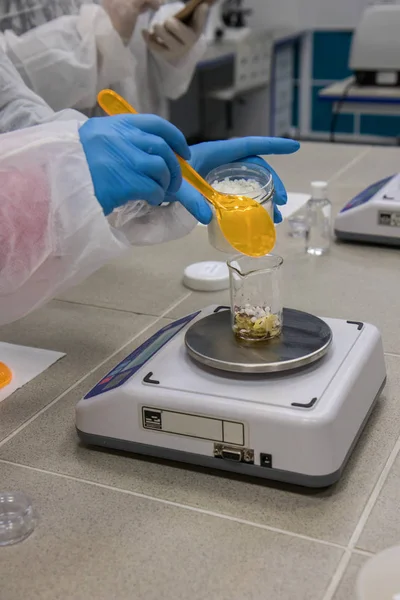 Proceso de trabajo en laboratorio de nanotecnología de producción cosmética. Componentes de mezcla . — Foto de Stock