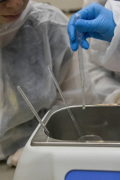 Proceso de trabajo en laboratorio de nanotecnología de producción cosmética. Componentes de mezcla . — Foto de Stock