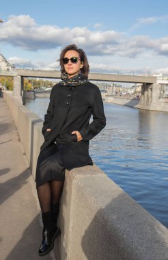 Nehir arka plan üzerinde gün batımında güneş ışınları zevk genç bayan