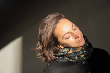 Tünelde gün batımında güneş ışınları zevk genç bayan