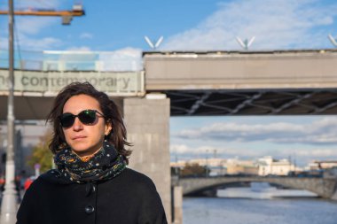 Güneş ışınları günbatımında nehir arka planda yürüyen genç bayan