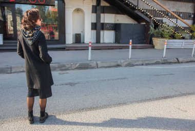 Güneş ışınları günbatımında nehir arka planda yürüyen genç bayan