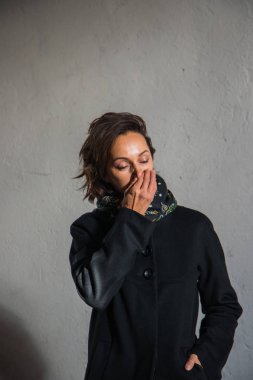 Genç Bayan hapşırma