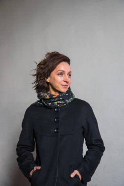 Genç bayan ağlıyor