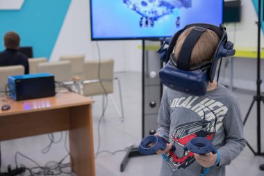 Küçük çocuk vr kulaklık denetleyicileri sanal gerçeklik oyun oynuyor