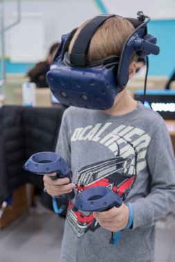 Küçük çocuk vr kulaklık denetleyicileri sanal gerçeklik oyun oynuyor