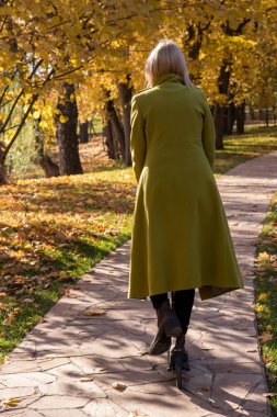 Mutlu genç kadın bir scooter park gezintisi