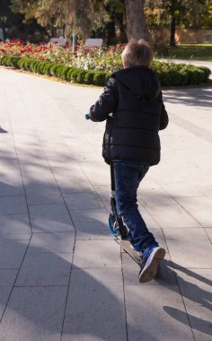 Küçük çocuk parkta, sürme çocuklar spor