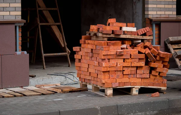 Palet üzerindeki kırmızı tuğla yığını