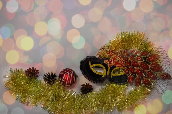 Conceito de Natal flat lay com máscara preta sobre a luz bokeh — Fotografia de Stock