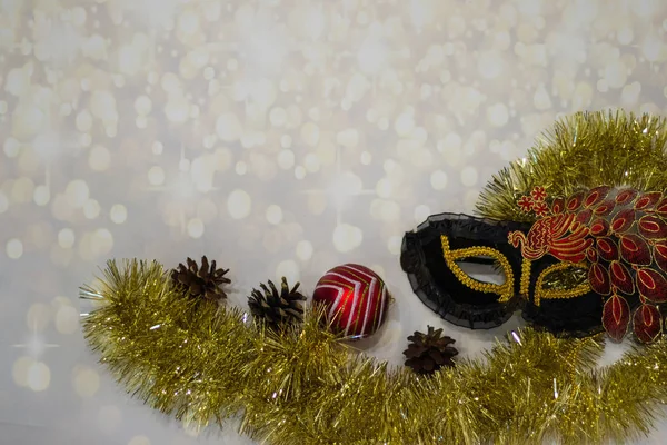 Weihnachtskonzept flach lag mit schwarzer Maske über Bokeh-Licht — Stockfoto