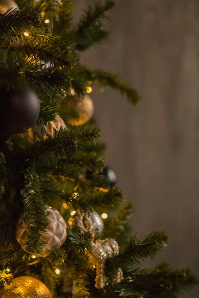 Primer plano de la decoración del árbol de Navidad. Concepto de Navidad y celebración. Enfoque seleccionado —  Fotos de Stock