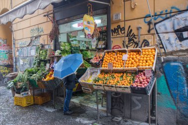 Naples, İtalya - 04 Kasım, 2018.Various sebze ve meyve bir sayaçta