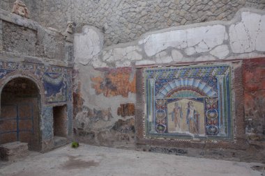 Ercolano, İtalya - 04 Kasım, 2018. Ev numarası 22 Herculaneum harabeye Neptün ve Salacia Duvar Mozaiği