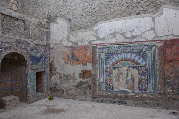 Ercolano,ITALY - 04 November, 2018. Neptune and Salacia wall mosaic at House Number 22 in the ruins of Herculaneum — Stock Photo, Image