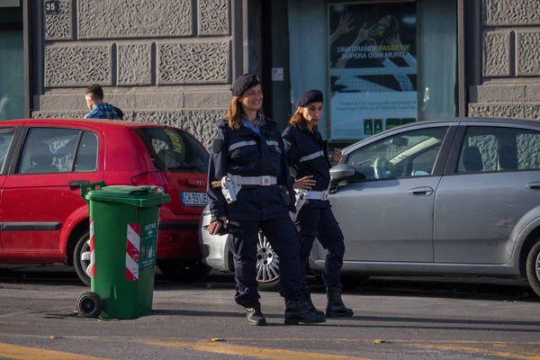 나폴리, 이태리-4 11 월 2018. 나폴리의 거리에서 여자 경찰 — 스톡 사진
