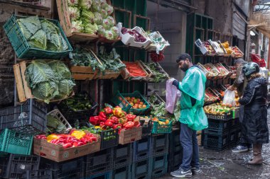 Naples, İtalya - 04 Kasım, 2018.Various sebze ve meyve bir sayaçta