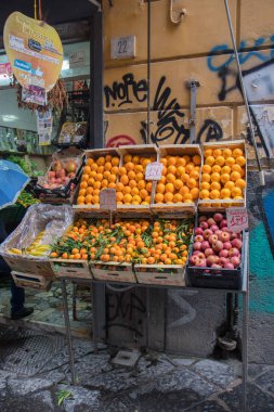 Naples, İtalya - 04 Kasım, 2018.Various sebze ve meyve bir sayaçta