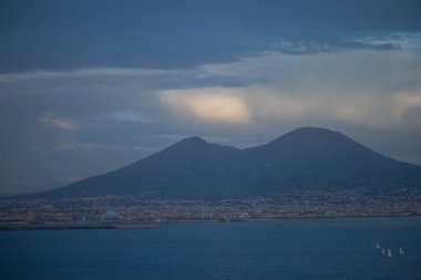 Görünümü üzerinde büyük Vezüv Yanardağı, değişken bir Stratovolkan Körfez Napoli, İtalya. günbatımı