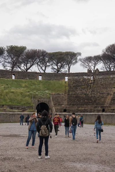 Neapel, Italien - 04 November 2018. Traditionella antika Colosseum i Pompeji. Traditionell italiensk arkitektur. — Stockfoto
