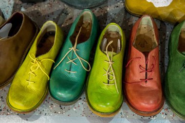 El yapımı ayakkabı üst üste duran