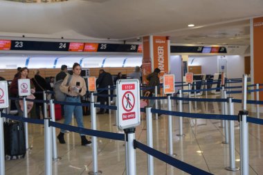 Naples, İtalya - 03 Kasım, 2018. Napoli Uluslararası aeroport yolcu