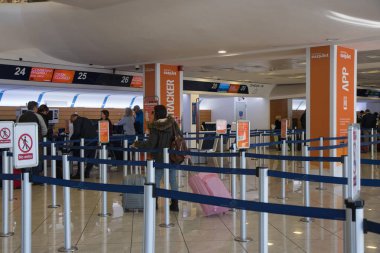 Naples, İtalya - 03 Kasım, 2018. Napoli Uluslararası aeroport yolcu