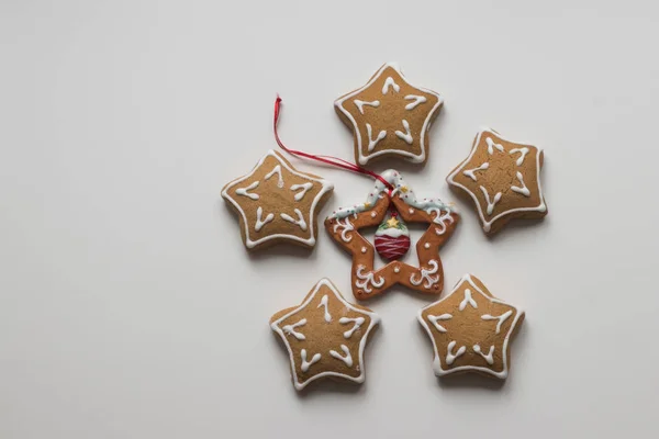 Configuração plana em forma de estrela de biscoitos de Natal caseiros e estrela decorativa — Fotografia de Stock