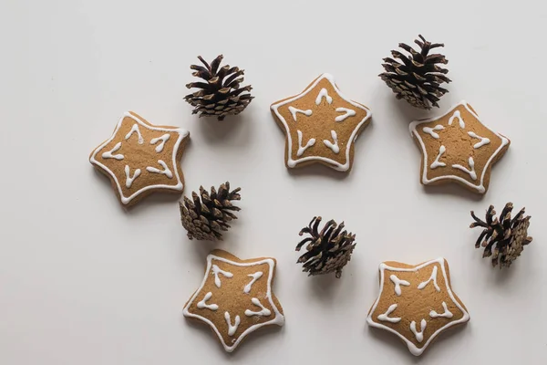 Vista superior de hornear galletas caseras de Navidad y conos de pino — Foto de Stock