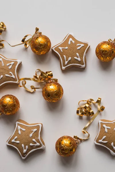 Vista superior de hornear galletas caseras de Navidad y bolas de oro — Foto de Stock