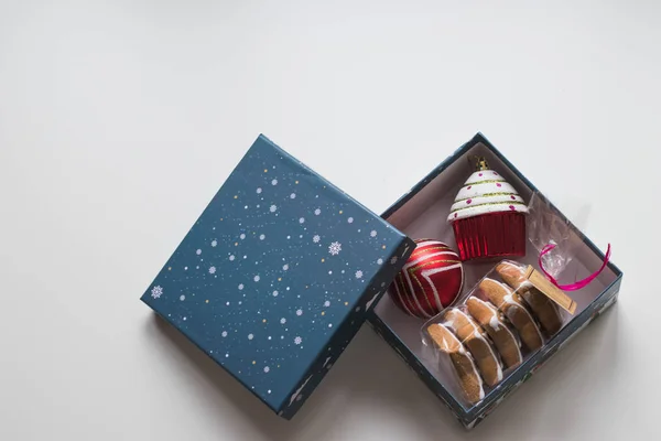 Schachtel mit Weihnachtsplätzchen und Cupcake backen — Stockfoto
