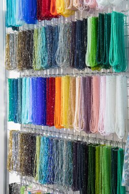 Renkli el yapımı mücevherler hazırlamak hazır boncuk 