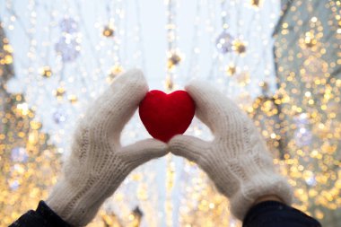 El ile kar üzerinde kırmızı kalp