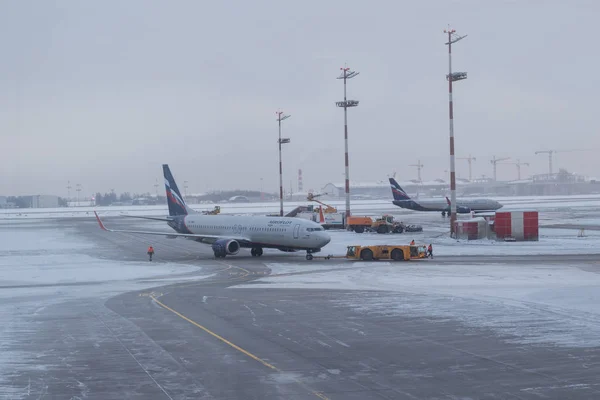 Moscow, Russia - 29 December,2018. Aeroflot airplanes on the winter runway — Stock Photo, Image