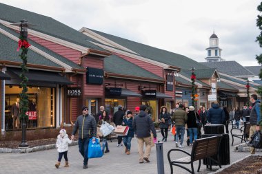 New York Ocak, 2019. İnsanlar dükkanında Woodbury ortak Premium Outlet üzerinde 05 Ocak 2019 Woodbury, New York, ABD. 