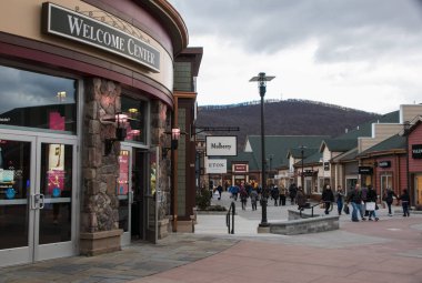 New York Ocak, 2019. İnsanlar dükkanında Woodbury ortak Premium Outlet üzerinde 05 Ocak 2019 Woodbury, New York, ABD. 