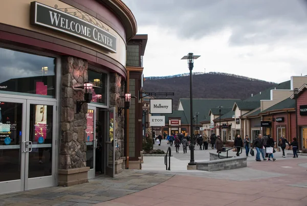 NUEVA YORK enero, 2019. People shop en Woodbury Common Premium Outlet el Jan 05, 2019 en Woodbury, New York, USA . Fotos de stock libres de derechos