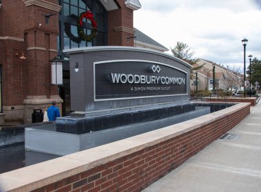 New York Ocak, 2019. İnsanlar dükkanında Woodbury ortak Premium Outlet üzerinde 05 Ocak 2019 Woodbury, New York, ABD. 