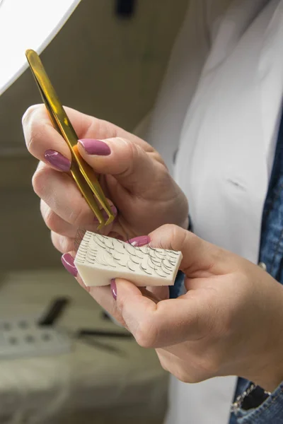 Racimos de pestañas artificiales para extensiones de pestañas. Enfoque seleccionado — Foto de Stock