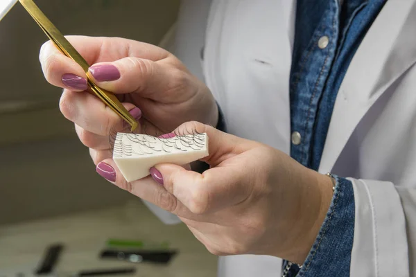 Bündel von künstlichen Wimpern für Wimpernverlängerungen. ausgewählter Schwerpunkt Stockbild